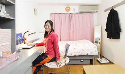きちんと片づけられたＳさんの部屋。ベッドも机も備え付けだから入居準備もラク