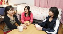 同じクラスの友人と。Sさんの部屋で3人で徹夜でレポートを書いたこともある