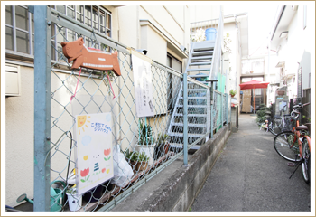 静かな住宅街の路地裏にひっそりとたたずむ