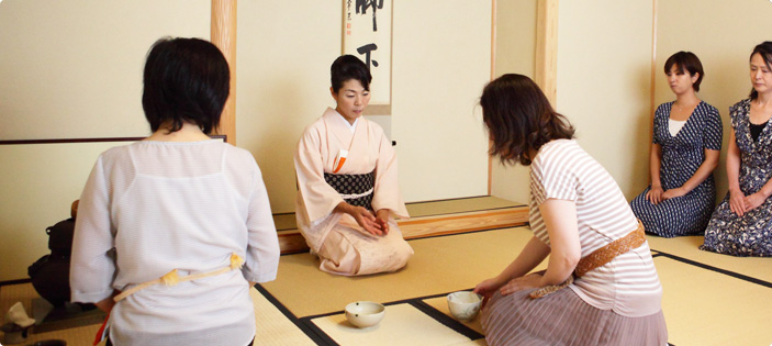 自宅内に本格茶室を開き、茶の湯を広める