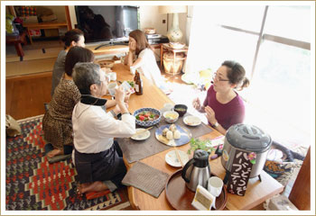 近所の人が集まりお茶を飲んでおしゃべり