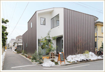 静かな住宅地に建つ美しい近代的な一軒家カフェ