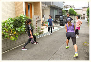 体をほぐしてママたちはランニングへ向かう