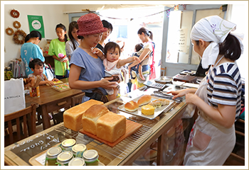 開店前から行列ができ、パンが飛ぶように売れていく