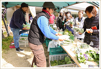 飛ぶように売れる農家直売の野菜