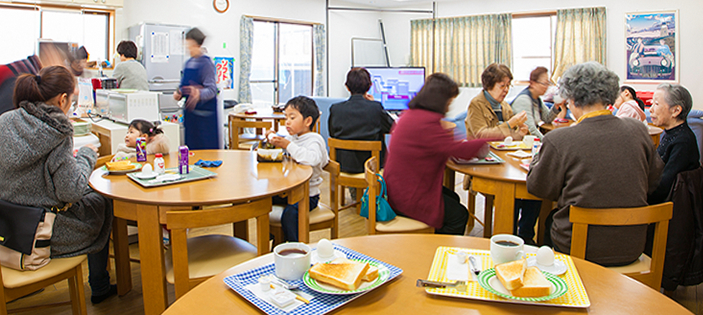 近隣住民も集う　マンションの日曜喫茶