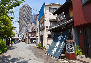 立ち並ぶ高層マンションから少し離れると昔ながらの佃煮屋など、下町情緒あふれるお店を見つけられるのも湾岸エリアの魅力だ。