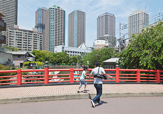 勝どき、月島あたりには下町情緒あふれる橋も。毎日の通勤が楽しくなりそうだ。