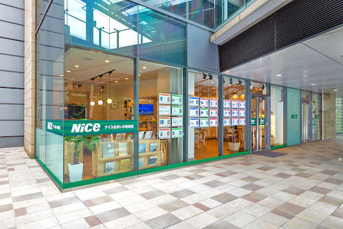 ガラス張りの外観が目印です。買いたい・売りたい・貸したい・リフォームしたいなど、お住まいのことなら何でも「ナイス住まいの情報館 大崎」にご相談くださいませ♪