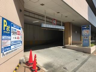 近鉄百貨店の駐車場をご利用下さい。駐車チケットをお渡し致します。